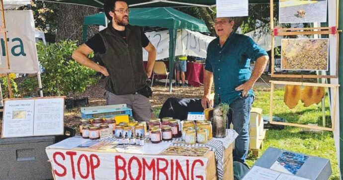 Copertina di Annullata la multa all’ambulante col cartello “Stop alle bombe”