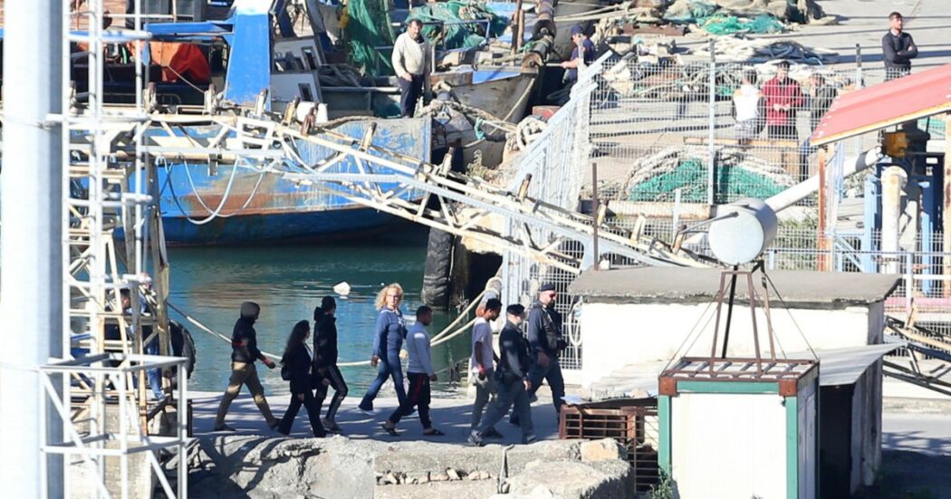 Migranti in Albania, l’operazione parte così: 5 su 16 devono tornare in Italia. L’opposizione: “Chissà cosa accadrà con centinaia di persone”