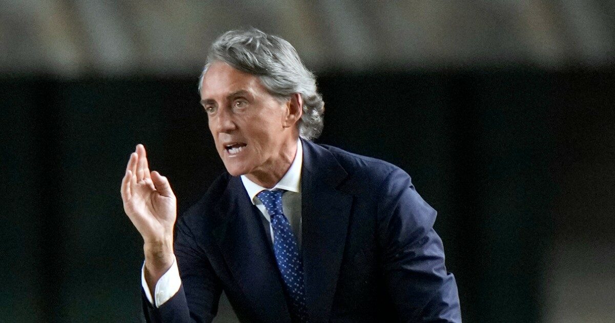 Roberto Mancini contestato dai tifosi arabi dopo l’ennesimo passo falso: lui risponde con un gesto plateale  – Video