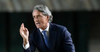 Copertina di Roberto Mancini contestato dai tifosi arabi dopo l’ennesimo passo falso: lui risponde con un gesto plateale  – Video