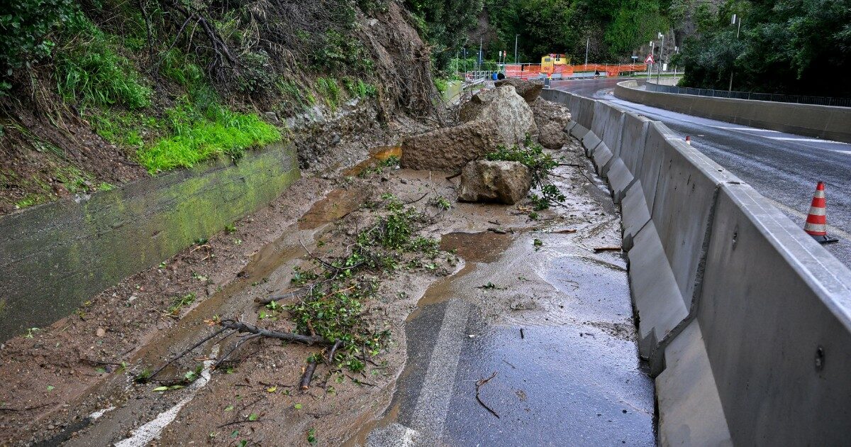 Nubifragi in Liguria, allagamenti, frane e strade inondate: morto un uomo disperso nel Genovese. Allerta arancione in cinque regioni