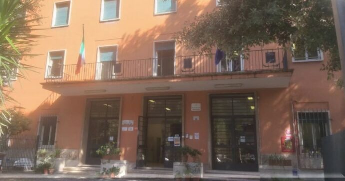 Roma, un nuovo rogo al liceo Gullace dopo quello di mercoledì. “Incendio doloso”. In dad i 1400 studenti