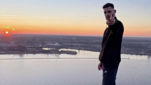 Copertina di Influencer tenta di scalare un ponte alto 192 metri senza attrezzatura ma cade nel vuoto e muore. La fidanzata: “Ditemi che è un incubo”