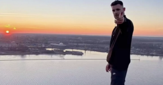 Copertina di Influencer tenta di scalare un ponte alto 192 metri senza attrezzatura ma cade nel vuoto e muore. La fidanzata: “Ditemi che è un incubo”