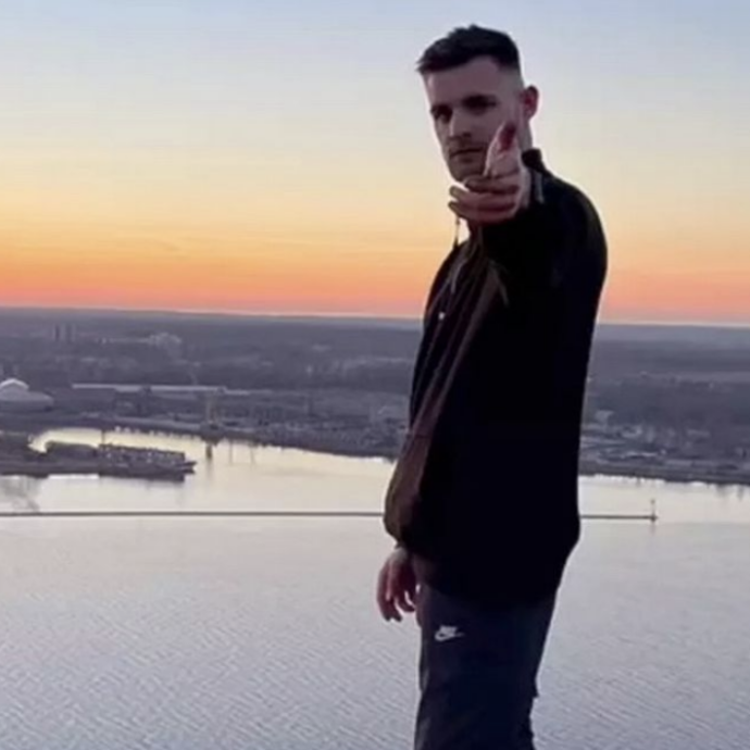 Influencer tenta di scalare un ponte alto 192 metri senza attrezzatura ma cade nel vuoto e muore. La fidanzata: “Ditemi che è un incubo”