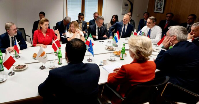 Migranti in Albania, Ursula benedice. Dubbi da Parigi e Berlino