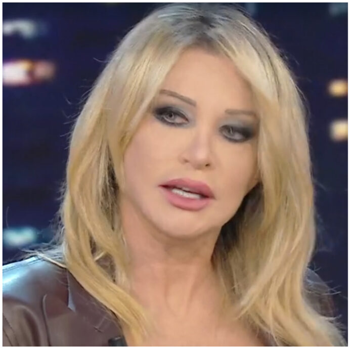 “Bella sceneggiata per mostrare un’anima, si arrabbia per i giudizi, ma partecipa ad uno degli show più seguiti”: Paola Ferrari contro Sonia Bruganelli