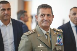 Copertina di Figliuolo-Ugolini: il generale flirta con il centrodestra