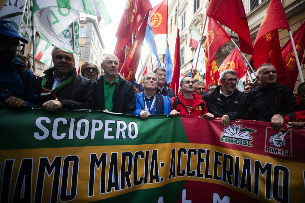 Il segretario generale della Cgil Maurizio Landini, Il segretario generale della Uil Pierpaolo Bombardieri ed Il segretario generale della Cisl Luigi Sbarra, durante la manifestazione di fim, fiom, uilm ed i lavoratori di Stellantis, per lo sciopero generale unitario del settore automotive, Roma, 18 ottobre 2024. ANSA/ANGELO CARCONI