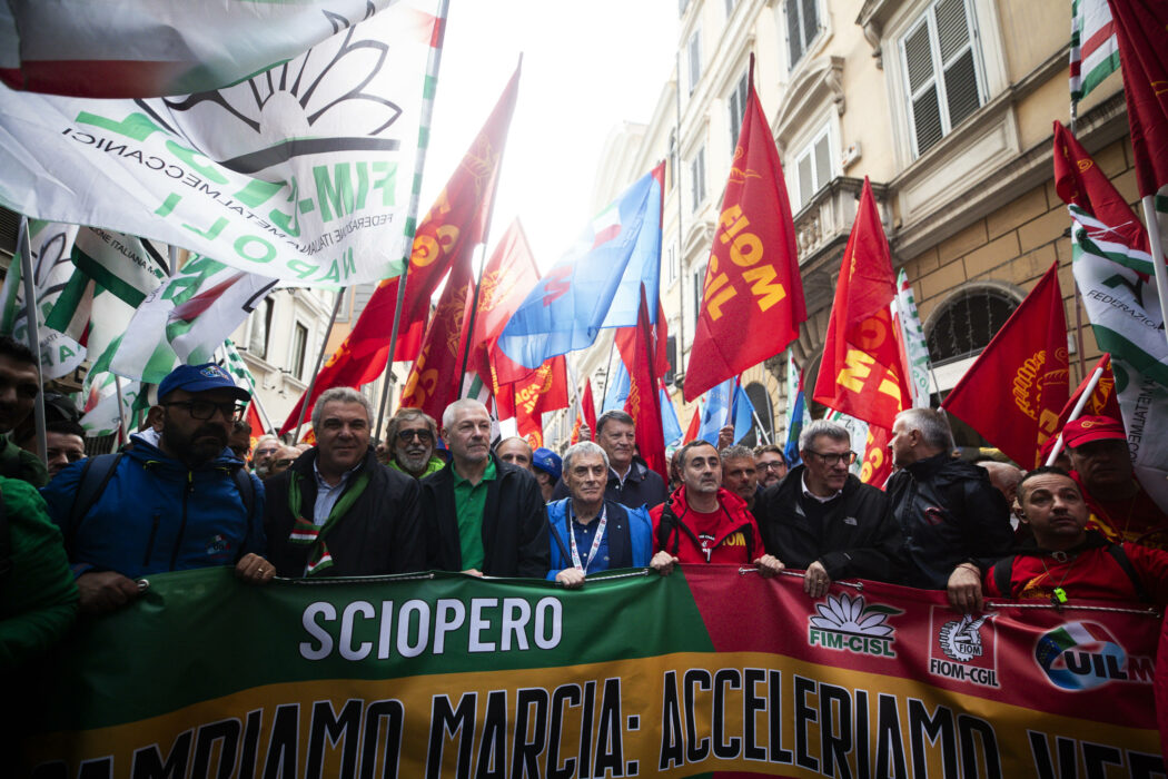 Il segretario generale della Cgil Maurizio Landini, Il segretario generale della Uil Pierpaolo Bombardieri ed Il segretario generale della Cisl Luigi Sbarra, durante la manifestazione di fim, fiom, uilm ed i lavoratori di Stellantis, per lo sciopero generale unitario del settore automotive, Roma, 18 ottobre 2024. ANSA/ANGELO CARCONI