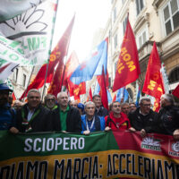 Il segretario generale della Cgil Maurizio Landini, Il segretario generale della Uil Pierpaolo Bombardieri ed Il segretario generale della Cisl Luigi Sbarra, durante la manifestazione di fim, fiom, uilm ed i lavoratori di Stellantis, per lo sciopero generale unitario del settore automotive, Roma, 18 ottobre 2024. ANSA/ANGELO CARCONI