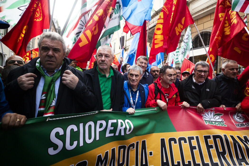 Il segretario generale della Cgil Maurizio Landini, Il segretario generale della Uil Pierpaolo Bombardieri ed Il segretario generale della Cisl Luigi Sbarra, durante la manifestazione di fim, fiom, uilm ed i lavoratori di Stellantis, per lo sciopero generale unitario del settore automotive, Roma, 18 ottobre 2024. ANSA/ANGELO CARCONI