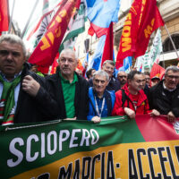 Il segretario generale della Cgil Maurizio Landini, Il segretario generale della Uil Pierpaolo Bombardieri ed Il segretario generale della Cisl Luigi Sbarra, durante la manifestazione di fim, fiom, uilm ed i lavoratori di Stellantis, per lo sciopero generale unitario del settore automotive, Roma, 18 ottobre 2024. ANSA/ANGELO CARCONI