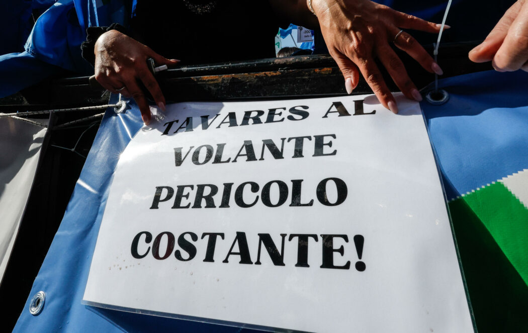 Un momento a Piazza del Popolo durante la manifestazione nazionale settore Automotive, Roma, 18 Ottobre 2024. ANSA/GIUSEPPE LAMI