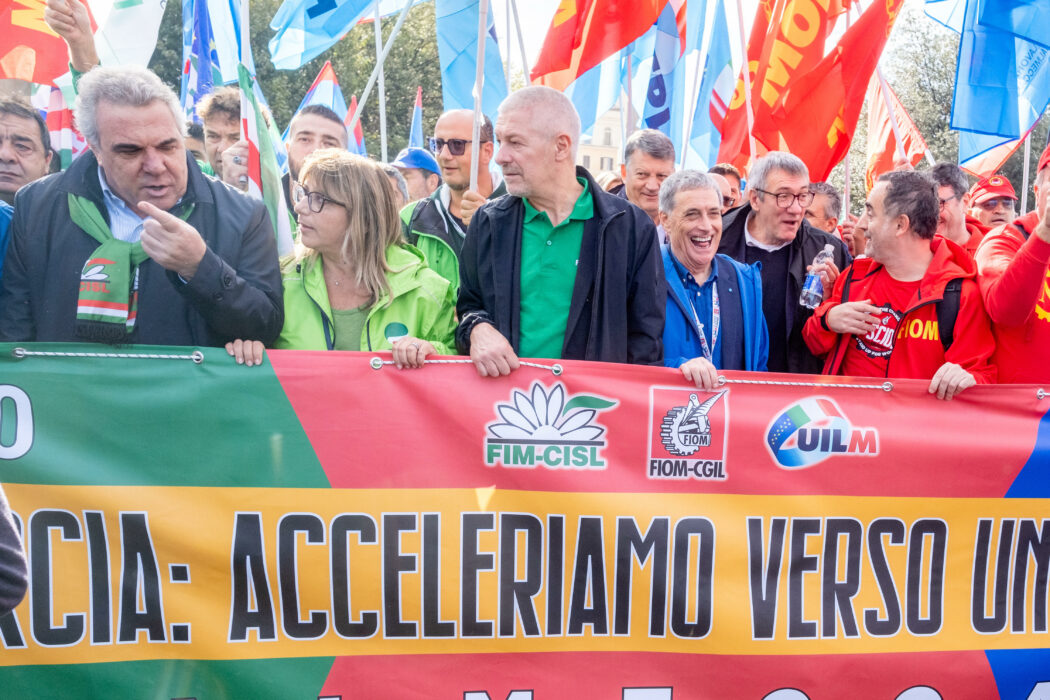 Il segretario CISL Luigi Sbarra, il,segretario FIM Ferdinando Uliano, il segretario UILM Rocco Palombella, Il segretario UIL Pierpaolo Bombardieri, Il segretario CGIL Maurizio Landini, il segretario FIOM Michele de Palma durante la manifestazione organizzata da Fim, Fiom, Uilm in occasione dello sciopero nazionale dei metalmeccanici del settore automotive, Roma, Venerdì, 18 Ottobre 2024 (foto Mauro Scrobogna / LaPresse) 

CISL secretary Luigi Sbarra, FIM secretary Ferdinando Uliano, UILM secretary Rocco Palombella, UIL secretary Pierpaolo Bombardieri, CGIL secretary Maurizio Landini, FIOM secretary Michele de Palma during the demonstration organized by Fim, Fiom, Uilm unions on the occasion of the national strike of metalworkers of the automotive sector, Rome, Friday, October 18 2024 (photo Mauro Scrobogna / LaPresse)