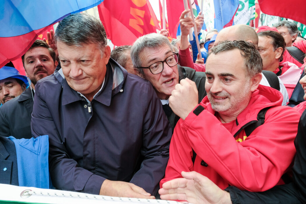 Il segretario UIL Pierpaolo Bombardieri, Il segretario CGIL Maurizio Landini, il segretario FIOM Michele de Palma durante la manifestazione organizzata da Fim, Fiom, Uilm in occasione dello sciopero nazionale dei metalmeccanici del settore automotive, Roma, Venerdì, 18 Ottobre 2024 (foto Mauro Scrobogna / LaPresse) 

UIL secretary Pierpaolo Bombardieri, CGIL secretary Maurizio Landini, FIOM se rotary Michele de Palma during the demonstration organized by Fim, Fiom, Uilm unions on the occasion of the national strike of metalworkers of the automotive sector, Rome, Friday, October 18 2024 (photo Mauro Scrobogna / LaPresse)