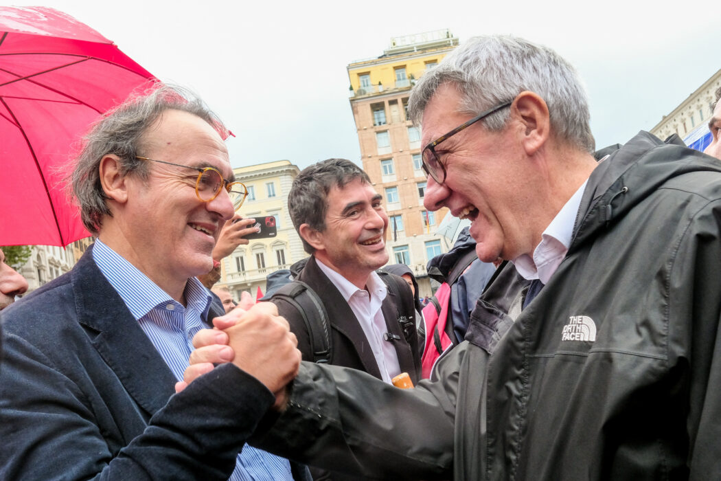 Angelo Bonelli, Nicola Fratoianni AVS, Il segretario CGIL Maurizio Landini durante la manifestazione organizzata da Fim, Fiom, Uilm in occasione dello sciopero nazionale dei metalmeccanici del settore automotive, Roma, Venerdì, 18 Ottobre 2024 (foto Mauro Scrobogna / LaPresse) 

Angelo Bonelli, Nicola Fratoianni, the CGIL secretary Maurizio Landini during the demonstration organized by Fim, Fiom, Uilm unions on the occasion of the national strike of metalworkers of the automotive sector, Rome, Friday, October 18 2024 (photo Mauro Scrobogna / LaPresse)