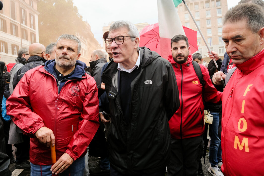 Il segretario CGIL Maurizio Landini durante la manifestazione organizzata da Fim, Fiom, Uilm in occasione dello sciopero nazionale dei metalmeccanici del settore automotive, Roma, Venerdì, 18 Ottobre 2024 (foto Mauro Scrobogna / LaPresse) 

CGIL secretary Maurizio Landini during the demonstration organized by Fim, Fiom, Uilm unions on the occasion of the national strike of metalworkers of the automotive sector, Rome, Friday, October 18 2024 (photo Mauro Scrobogna / LaPresse)