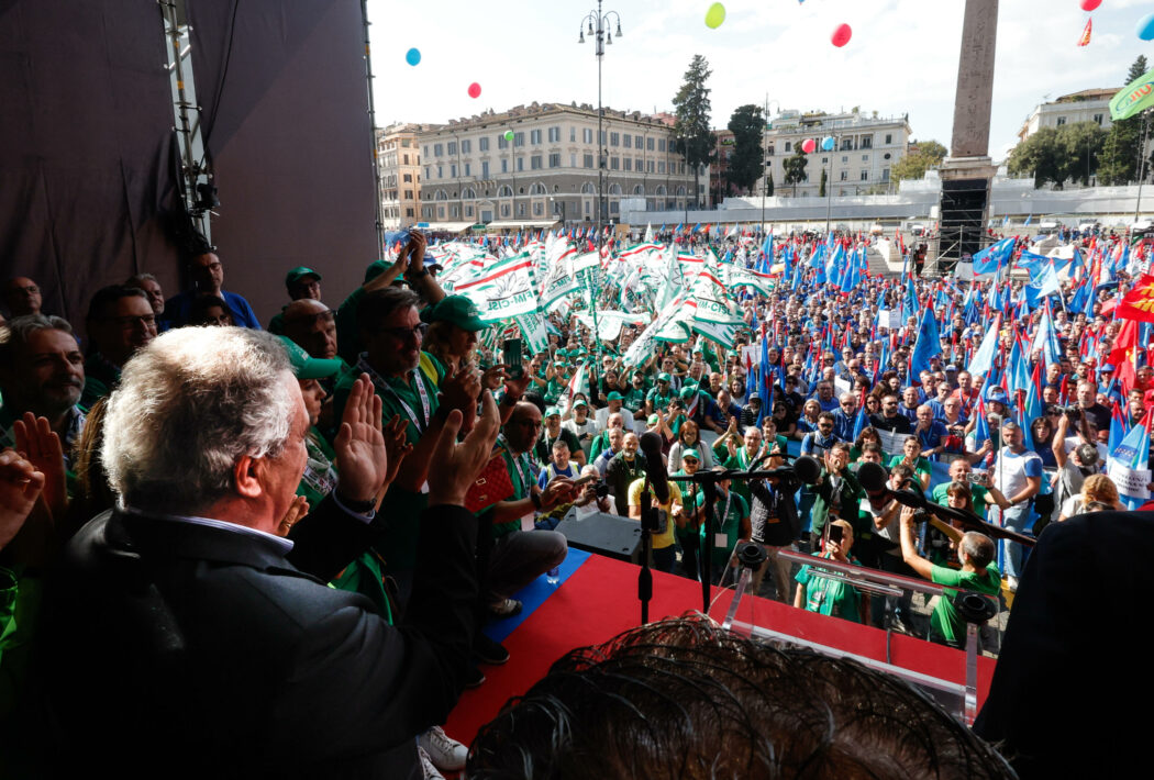 Luigi Sbarra in piazza del Popolo durante la manifestazione nazionale settore Automotive, Roma, 18 Ottobre 2024. ANSA/GIUSEPPE LAMI