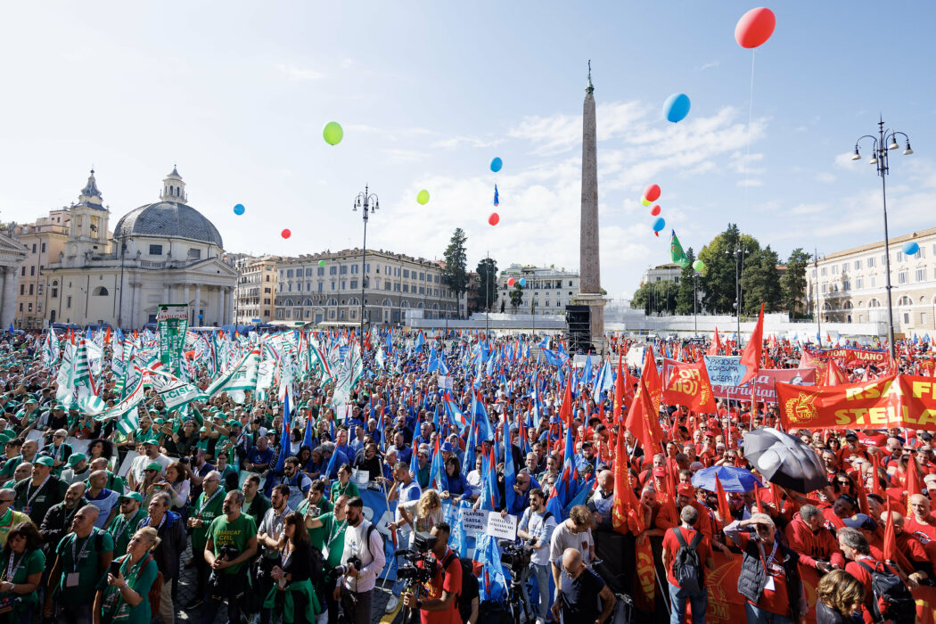 Un momento della manifestazione organizzata da Fim, Fiom e Uilm in occasione dello sciopero nazionale dei metalmeccanici del settore automotive, Roma, Venerdì, 18 Ottobre 2024 (Foto Roberto Monaldo / LaPresse)

A moment of the demonstration organized by Fim, Fiom and Uilm unions on the occasion of the national strike of automotive sector metalworkers, Rome, Friday, October 18, 2024 (Photo by Roberto Monaldo / LaPresse)