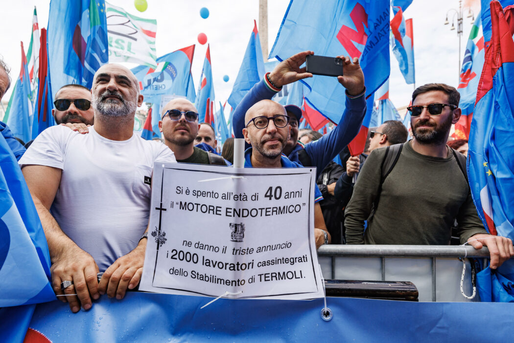 Un momento della manifestazione organizzata da Fim, Fiom e Uilm in occasione dello sciopero nazionale dei metalmeccanici del settore automotive, Roma, Venerdì, 18 Ottobre 2024 (Foto Roberto Monaldo / LaPresse)

A moment of the demonstration organized by Fim, Fiom and Uilm unions on the occasion of the national strike of automotive sector metalworkers, Rome, Friday, October 18, 2024 (Photo by Roberto Monaldo / LaPresse)