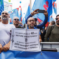 Un momento della manifestazione organizzata da Fim, Fiom e Uilm in occasione dello sciopero nazionale dei metalmeccanici del settore automotive, Roma, Venerdì, 18 Ottobre 2024 (Foto Roberto Monaldo / LaPresse)

A moment of the demonstration organized by Fim, Fiom and Uilm unions on the occasion of the national strike of automotive sector metalworkers, Rome, Friday, October 18, 2024 (Photo by Roberto Monaldo / LaPresse)