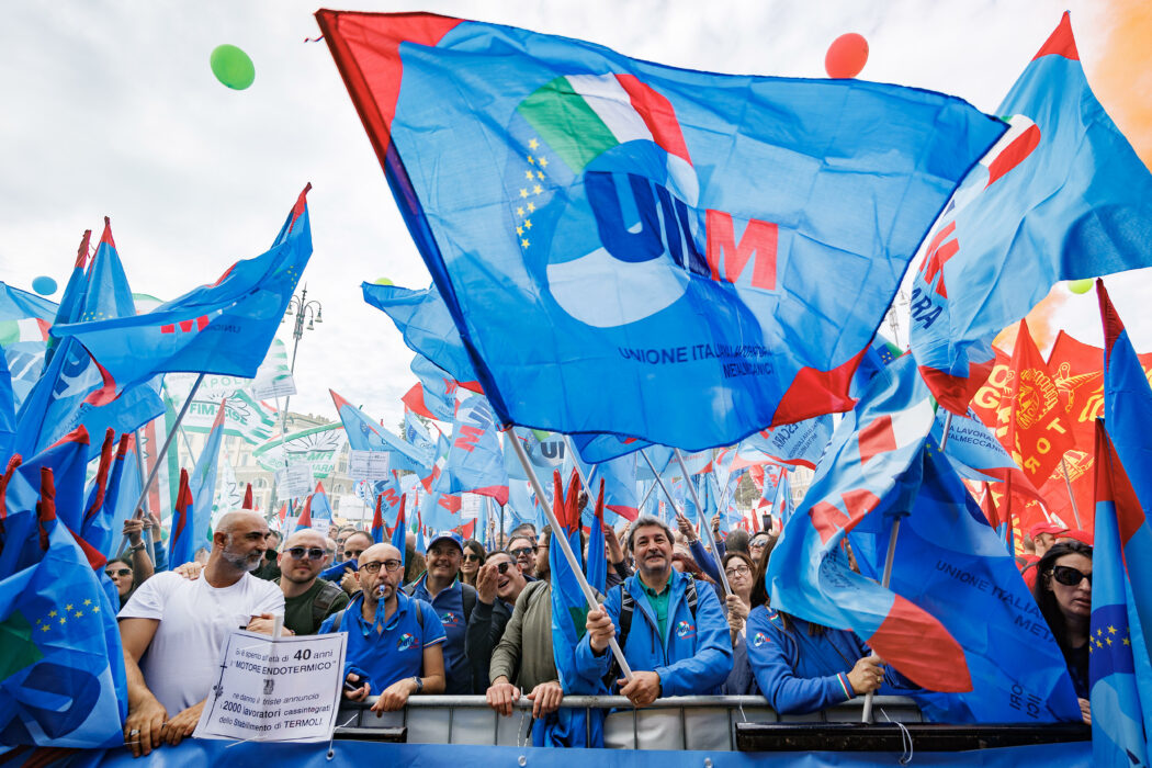 Un momento della manifestazione organizzata da Fim, Fiom e Uilm in occasione dello sciopero nazionale dei metalmeccanici del settore automotive, Roma, Venerdì, 18 Ottobre 2024 (Foto Roberto Monaldo / LaPresse)

A moment of the demonstration organized by Fim, Fiom and Uilm unions on the occasion of the national strike of automotive sector metalworkers, Rome, Friday, October 18, 2024 (Photo by Roberto Monaldo / LaPresse)