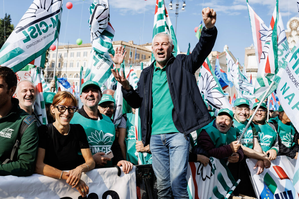 Fernando Uliano (Fim) durante la manifestazione organizzata da Fim, Fiom e Uilm in occasione dello sciopero nazionale dei metalmeccanici del settore automotive, Roma, Venerdì, 18 Ottobre 2024 (Foto Roberto Monaldo / LaPresse)

Fernando Uliano (Fim) during the demonstration organized by Fim, Fiom and Uilm unions on the occasion of the national strike of automotive sector metalworkers, Rome, Friday, October 18, 2024 (Photo by Roberto Monaldo / LaPresse)