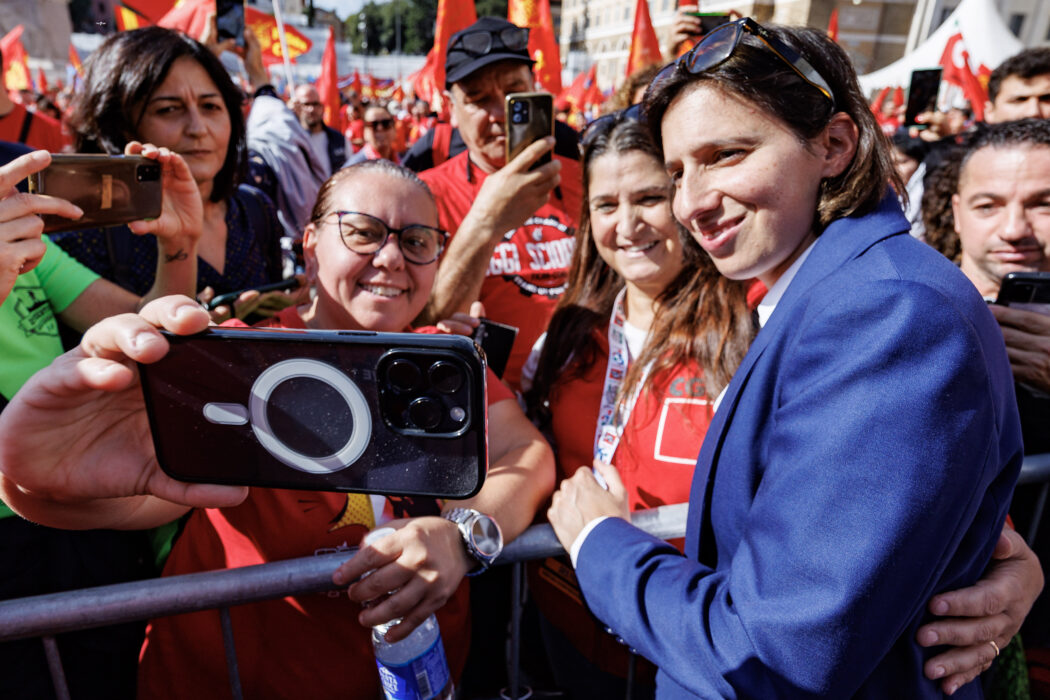 La segretaria del Partito Democratico Elly Schlein durante la manifestazione organizzata da Fim, Fiom e Uilm in occasione dello sciopero nazionale dei metalmeccanici del settore automotive, Roma, Venerdì, 18 Ottobre 2024 (Foto Roberto Monaldo / LaPresse)

Secretary of Democratic Party Elly Schlein during the demonstration organized by Fim, Fiom and Uilm unions on the occasion of the national strike of automotive sector metalworkers, Rome, Friday, October 18, 2024 (Photo by Roberto Monaldo / LaPresse)