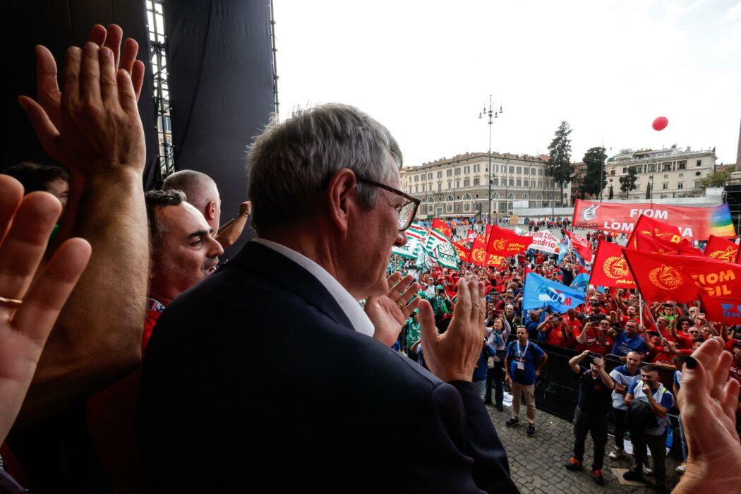 Maurizio Landini a piazza del Popolo durante la manifestazione nazionale settore Automotive, Roma, 18 Ottobre 2024. ANSA/GIUSEPPE LAMI