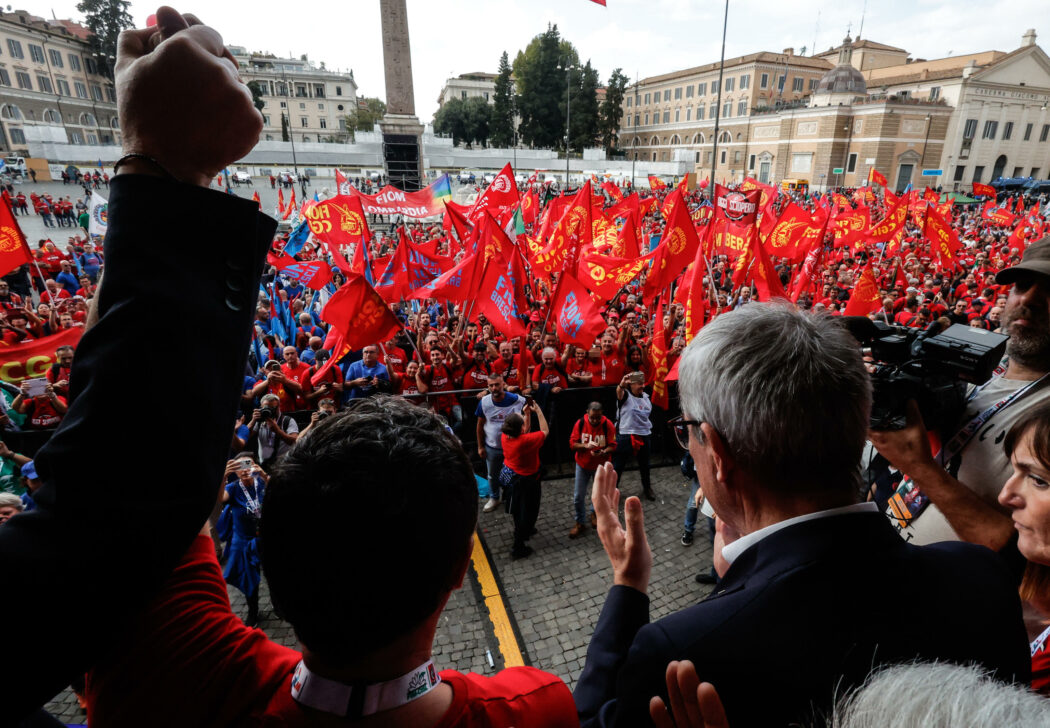 Maurizio Landini a piazza del Popolo durante la manifestazione nazionale settore Automotive, Roma, 18 Ottobre 2024. ANSA/GIUSEPPE LAMI