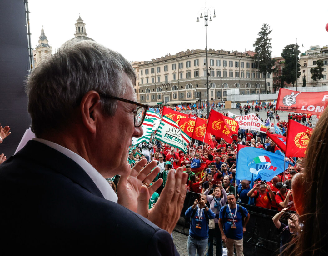 Maurizio Landini a piazza del Popolo durante la manifestazione nazionale settore Automotive, Roma, 18 Ottobre 2024. ANSA/GIUSEPPE LAMI