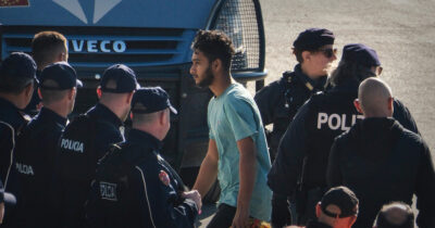 Copertina di Migranti Albania, la Corte Ue dà torto al governo Meloni: “I giudici devono poter valutare la scelta dei Paesi sicuri”