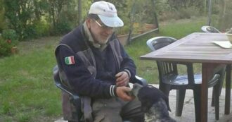 Copertina di Cerca di salvare il cane caduto nel tombino, 78enne muore a Pianoro (Bologna)