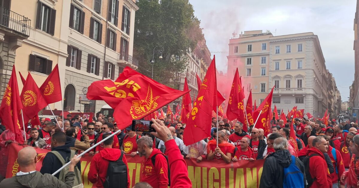 Roma, gli operai di Stellantis e dell’indotto scendono in piazza. I sindacati: “Basta chiacchiere. Meloni convochi l’azienda”