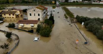 Copertina di Nubifragio in Toscana, esonda il fiume Elsa tra Certaldo e Castelfiorentino: invasa anche la strada regionale 429 – Video