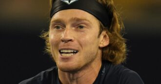 Copertina di “Ho rischiato l’amputazione di un testicolo, è stata una questione di poche ore”: Rublev svela il suo dramma dopo gli Us Open