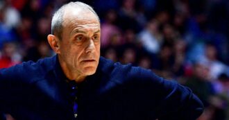 Copertina di “Siamo una barzelletta. Immondizia è la parola giusta”: la rabbia di Ettore Messina dopo l’umiliazione dell’Olimpia Milano in Eurolega