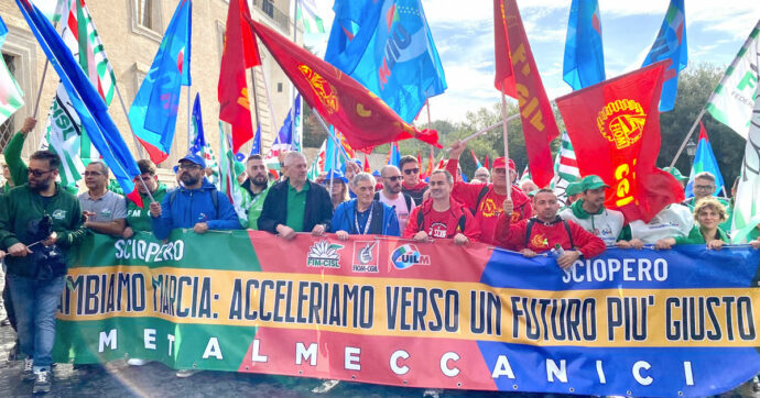 Roma, gli operai di Stellantis e dell’indotto scendono in piazza. I sindacati: “20mila persone al corteo”