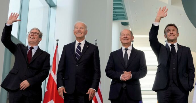 Biden a Berlino: baci e abbracci in pubblico, nulla di deciso nel vertice con Scholz su Kiev