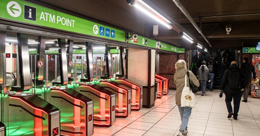 https://st.ilfattoquotidiano.it/wp-content/uploads/2024/10/18/metro-verde-milano-1050x551.jpg