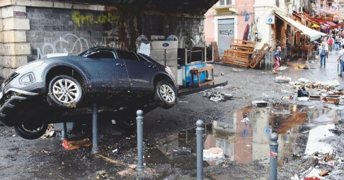 Copertina di Sicilia sott’acqua, Catania allagata. Esonda  il Salso: la procura aveva aperto 2  inchieste