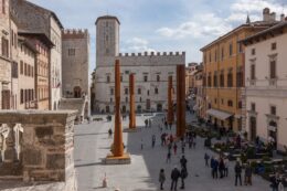 Copertina di Todi, “Ponte Contemporaneo” verso il futuro: la città umbra si candida a Capitale Italiana dell’Arte Contemporanea