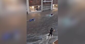 Copertina di Catania, strade come fiumi a causa della pioggia: donna salva motociclista trascinato dalla corrente. Il video