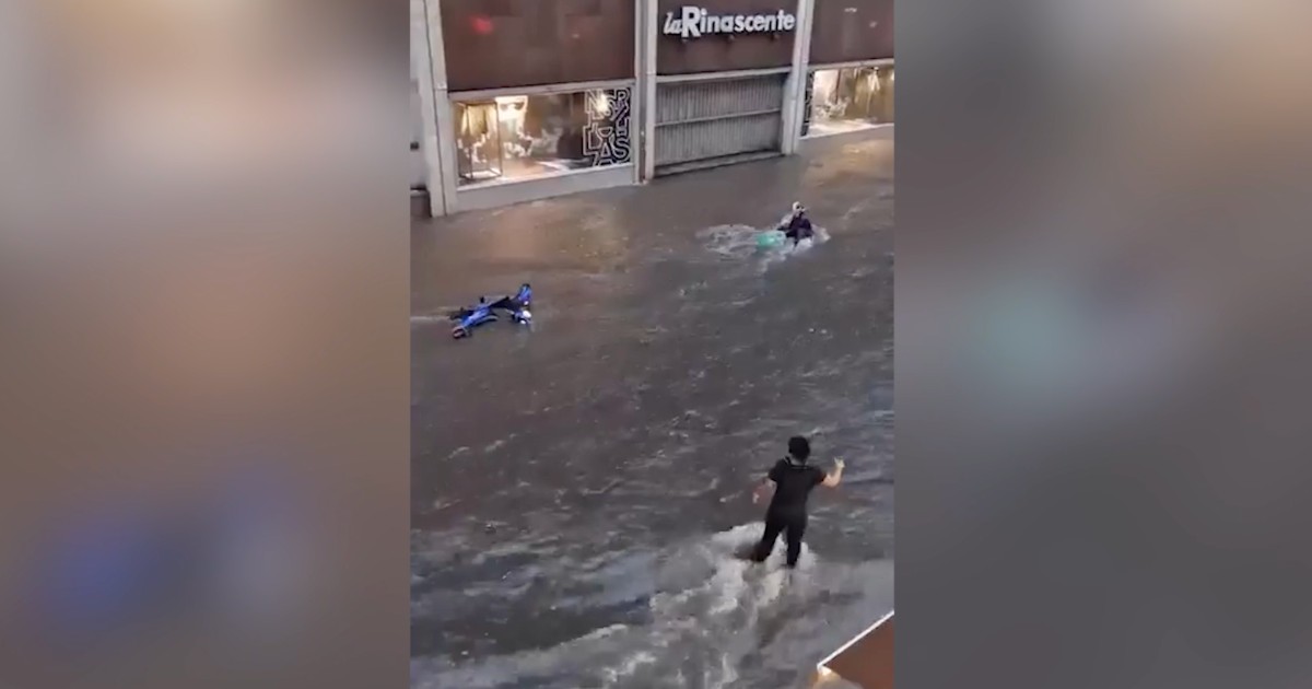 Catania, strade come fiumi a causa della pioggia: donna salva motociclista trascinato dalla corrente. Il video