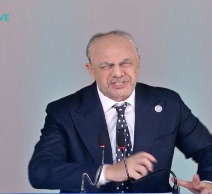 Crozza/Schillaci prova a passare inosservato: “Tanto in Italia il ministro della Salute serve solo a non lasciare un buco nelle foto con Mattarella”