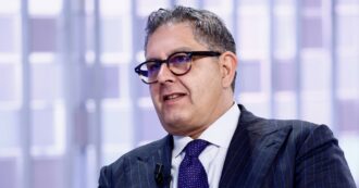 Copertina di Giovanni Toti lascia la politica. Ma aggiunge: “Se Pier Silvio Berlusconi chiama, sarei disposto a tornare”