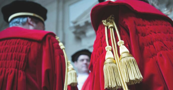 Fazzolari fa un editto anti-toghe: “I giudici arroganti e illegittimi”