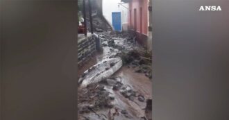 Copertina di Nubifragio a Stromboli, il borgo di Ginostra invaso da un fiume di acqua e fango: abitanti bloccati nelle loro case