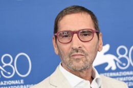 Copertina di È morto a 59 anni Adamo Dionisi, il boss Manfredi di Suburra: il passato da capo ultrà degli Irriducibili della Lazio, l’arresto per droga e la recitazione scoperta a Rebibbia